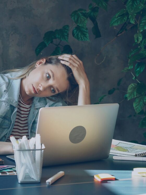 woman at laptop, stress, burnout, digital cleanse, anxiety, women, technology