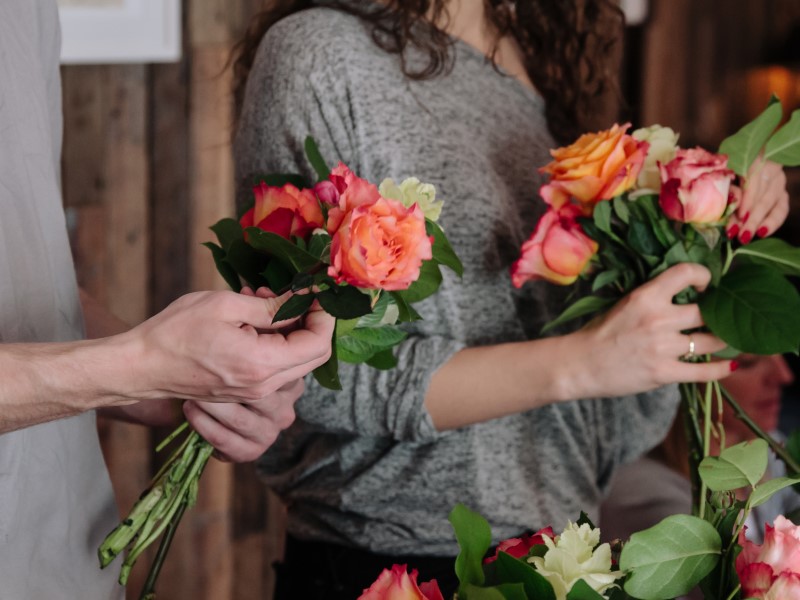 Set the perfect table: Roses