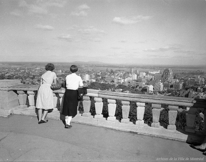 Black & White Photo of two women at Mont-Royal