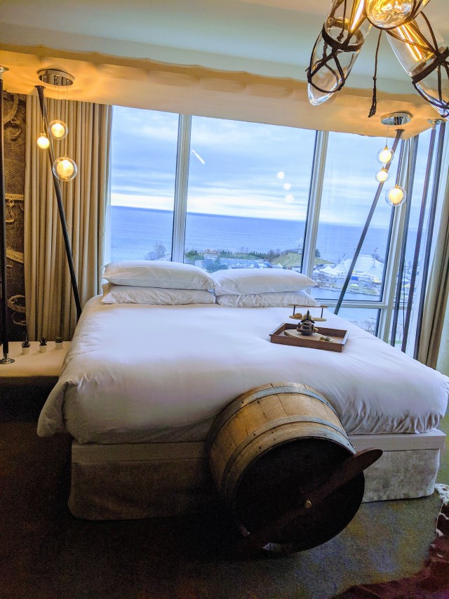 KURIOS Suite Hotel X: Bed Shaped like airplane