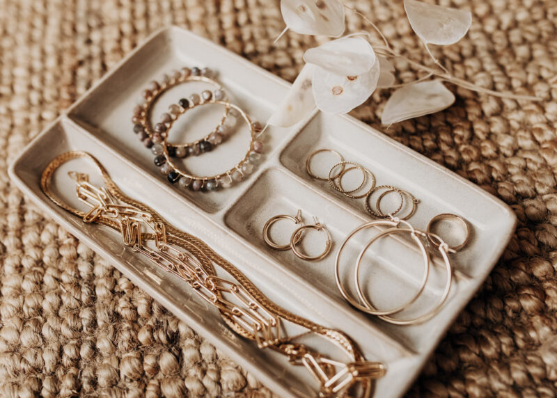 Summer jewelry trends: Tray with hoops and bracelets