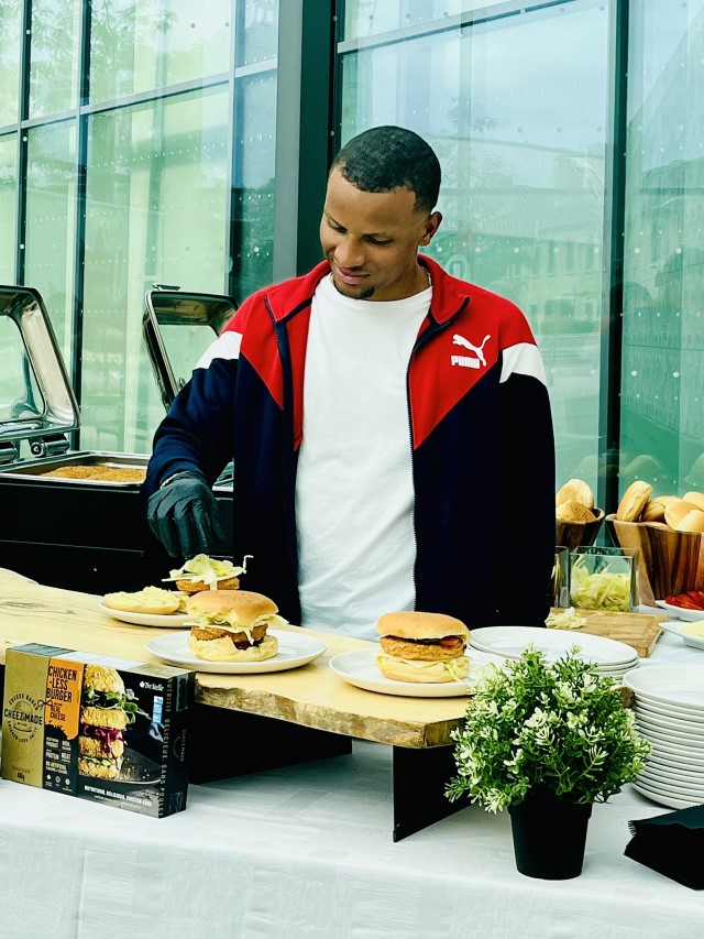 Cheezmade: Andre De Grasse Dressing a Cheezmade Burger