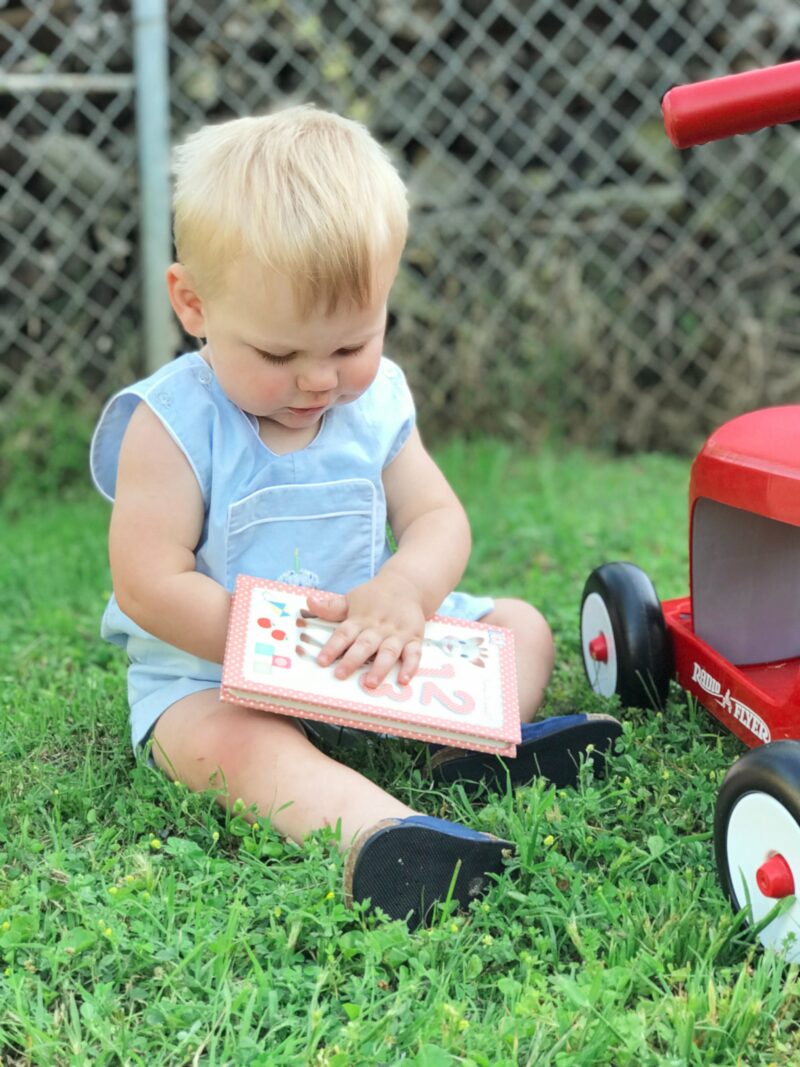 Help your children to read: Baby Holding a book