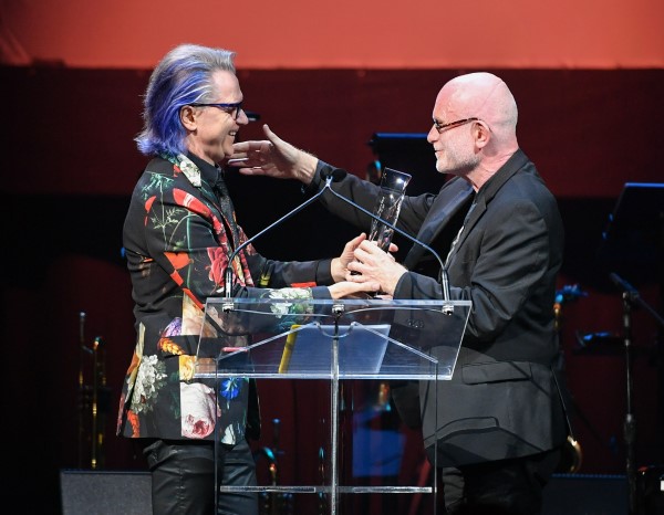 Styx’s Lawrence Gowan presents the CSHF Award 2022 Inductee Jim Vallance