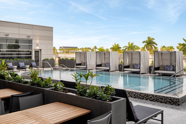 AC Hotel Miami Dadeland: Pool and lounge-chairs