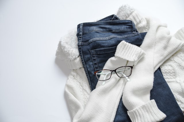 Fall Fashion: Jeans with white sweater and glasses