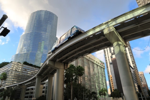 Greater Miami: Metromover moving between skyscrapers