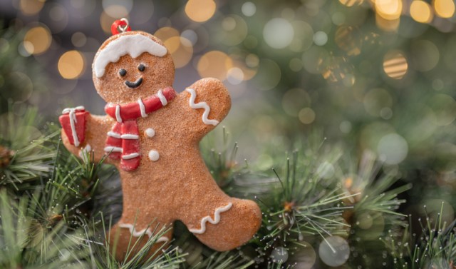 hot décor trends: Gingerbread Man cookie in tree