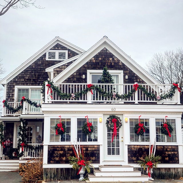 hot décor trends: Home decorated for Christmas