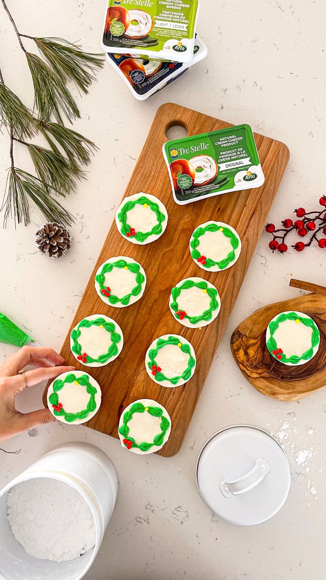 Holiday Eats: DIY Mini Christmas Cheesecakes 