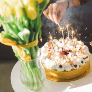 Best Flowers for a Birthday Gift: Birthday Cake with Tulips