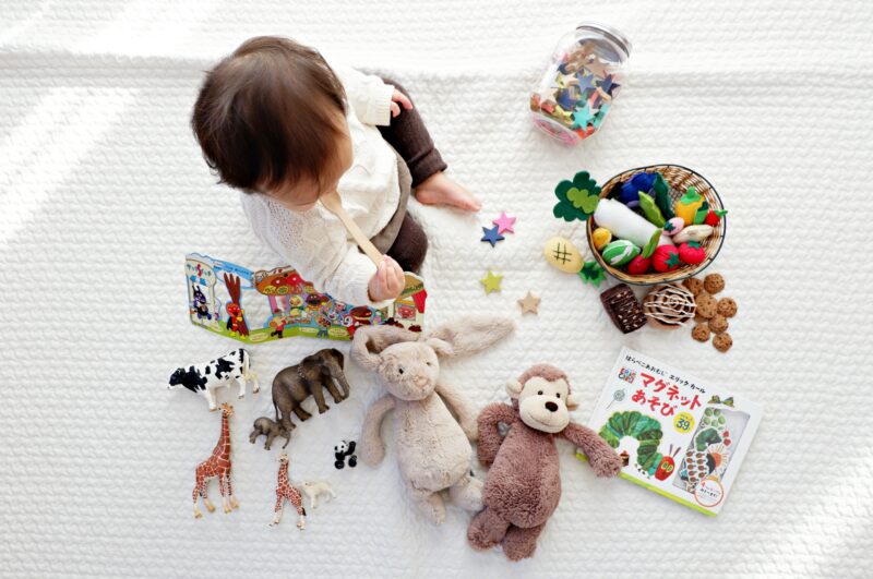 Toddler's behaviour: Baby playing with toys