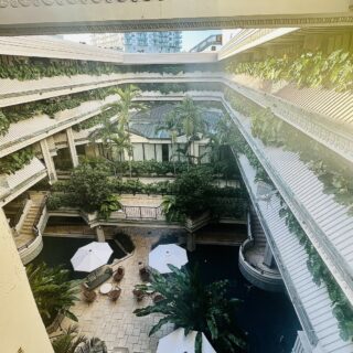 Mayfair House Hotel & Garden: View Looking Down to the Fountain