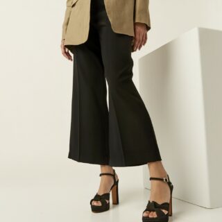 La Canadienne: woman wearing wide legged pants in platform sandals