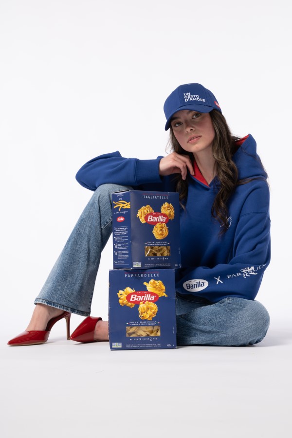 Barilla Canada: Woman sitting on the ground in Barilla x Parasuco Clothing with two boxes of pasta