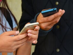 iGaming: Man and woman on mobile phones