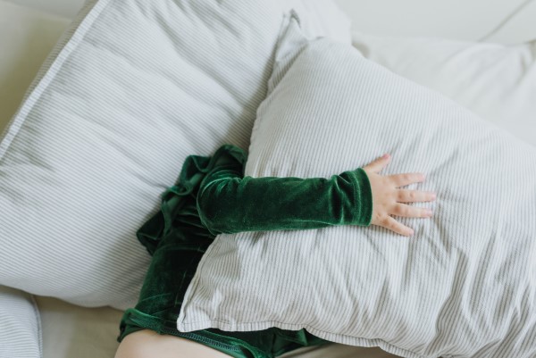 Toddler Behaviour Problems: Child in bed with pillow covering face