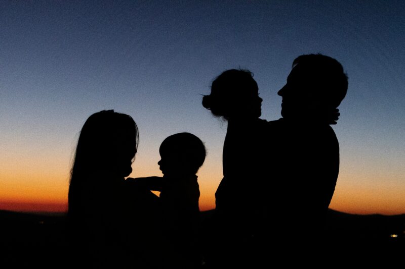 Apple Family Sharing: Silhouettes of a family of 4 at sunset