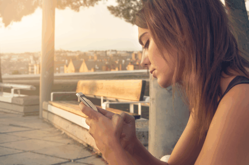 Canada Online Gambling: Woman on smartphone