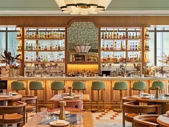 Abrielle: Bar including seating area