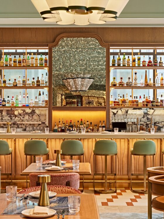 Abrielle: Bar including seating area