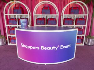 Shoppers Beauty: Check in Desk + red and purple bags
