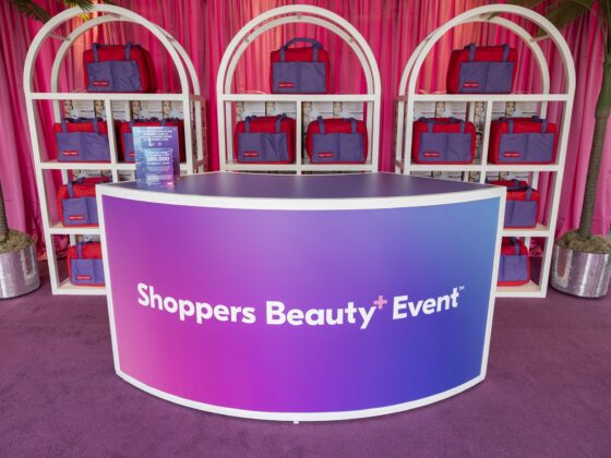 Shoppers Beauty: Check in Desk + red and purple bags