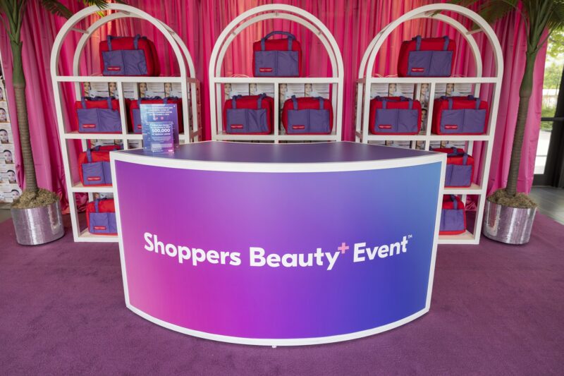 Shoppers Beauty: Check in Desk + red and purple bags