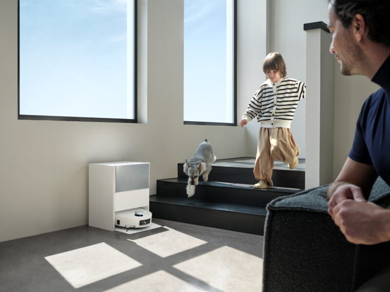 Dreame Aqua10 Ultra Roller: Child with dog and parent on stairs with floor cleaner in the background