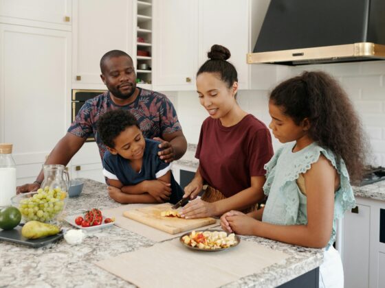 Family-Friendly Lunches: Family of 4 preparing lunch together