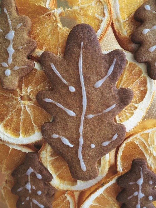Merry & Chic: Leaf shaped gingerbread cookies