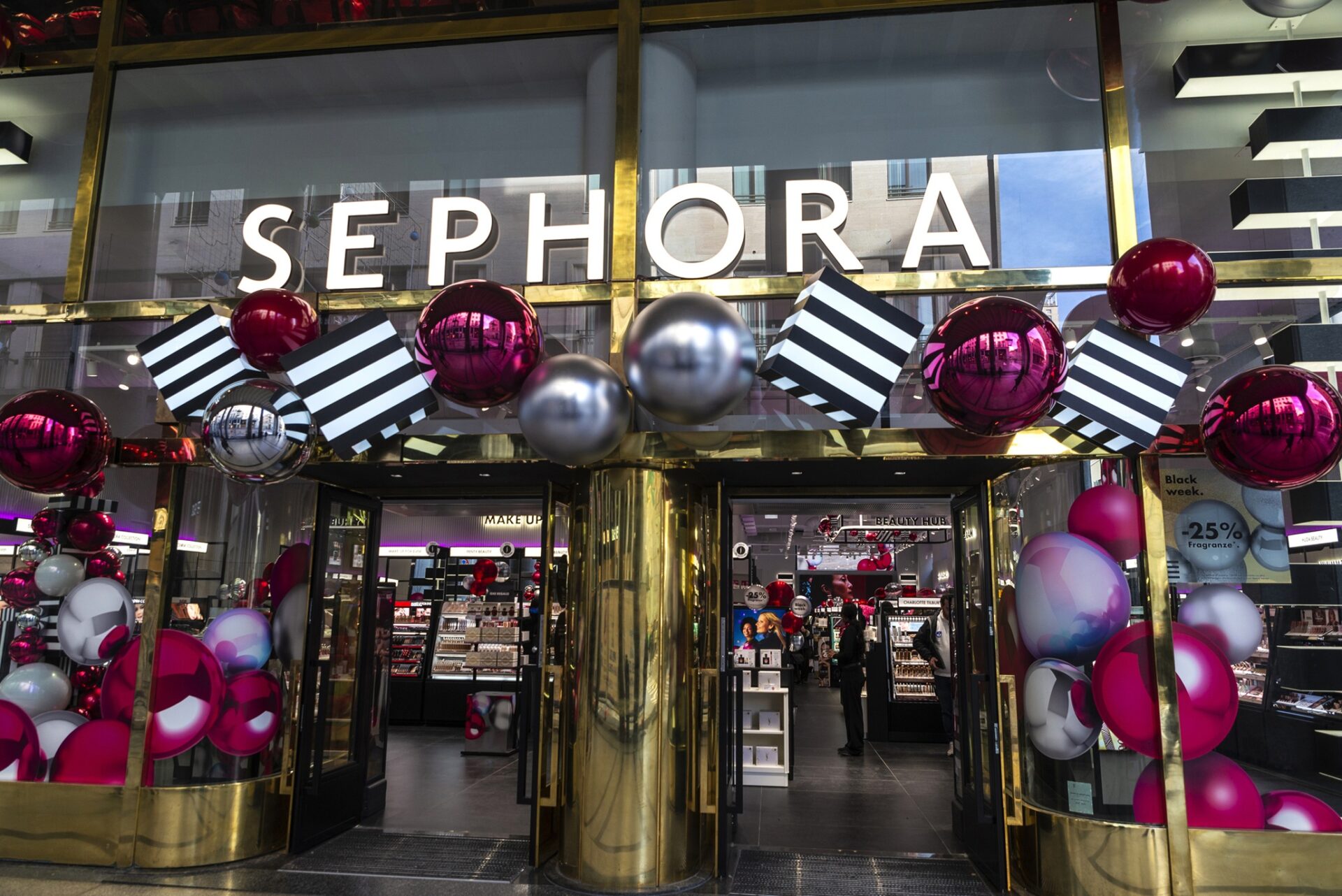 Sephora Fall 2025 Savings Event: Sephora store exterior with holiday decorations