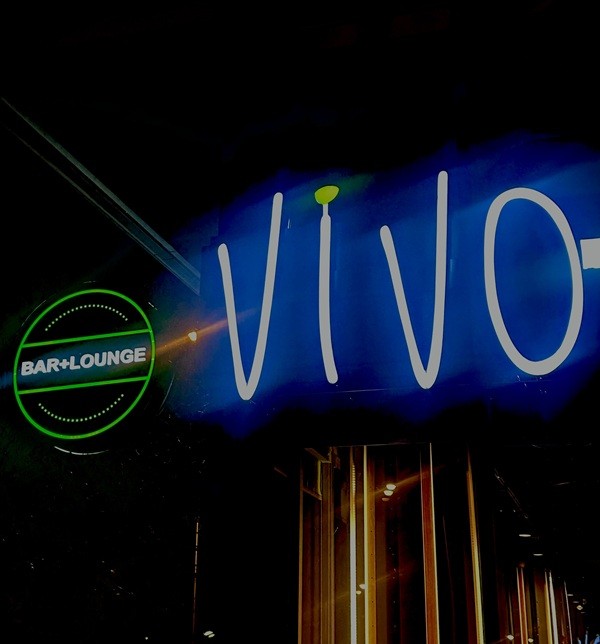 Vivo Avanti: Exterior Neon Signage
