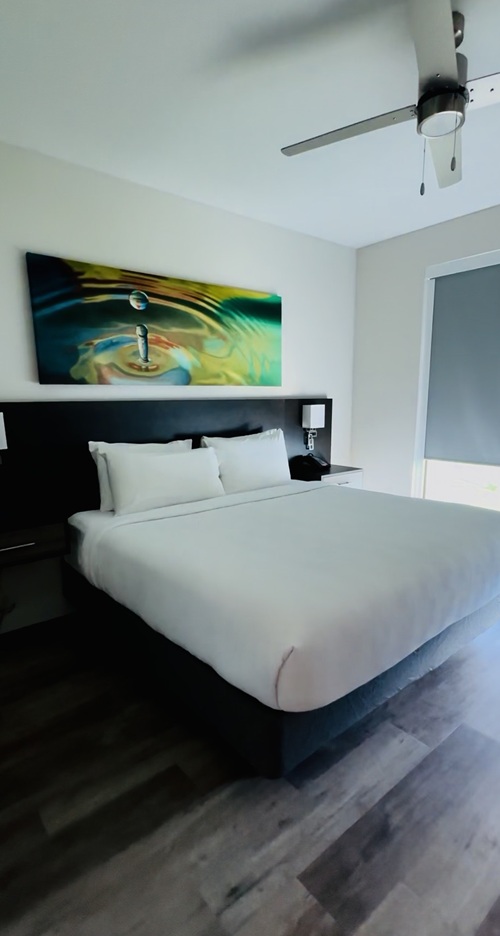 The Terraces at The Grove Resort: Bedroom at hotel