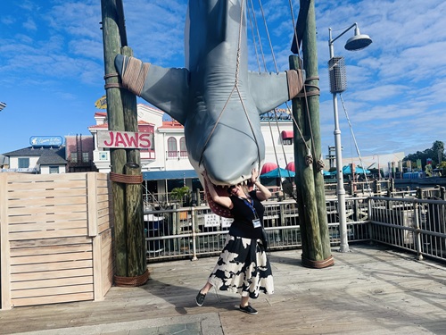 Universal Orlando: Woman with her head in the Jaws Model at Universal Orlando