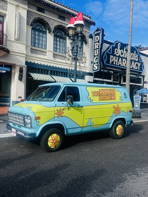 Universal Orlando: The Mystery Machine from Scooby Doo in the Hollywood Area