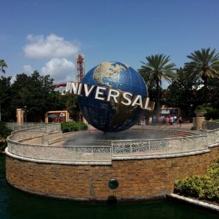 Universal Orlando: Universal Fountain at the park entrance