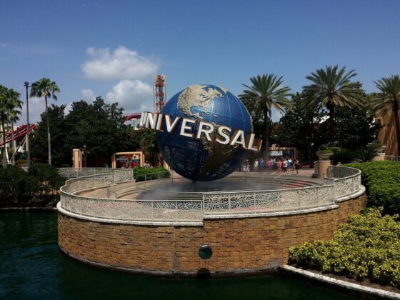 Universal Orlando: Universal Fountain at the park entrance