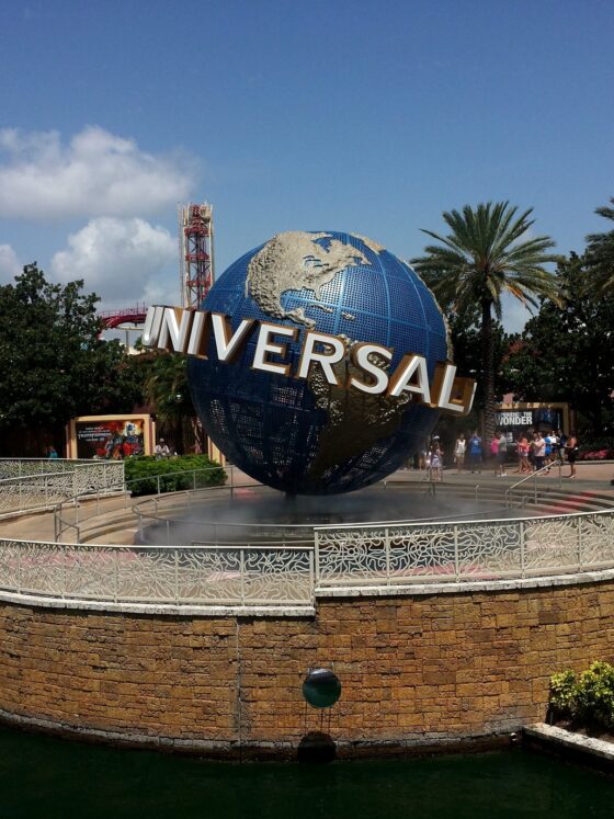 Universal Orlando: Universal Fountain at the park entrance