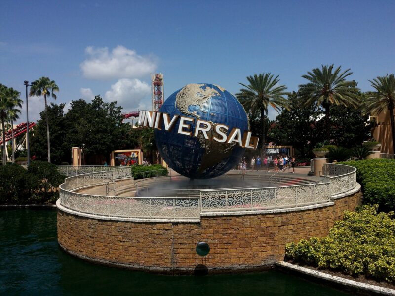 Universal Orlando: Universal Fountain at the park entrance