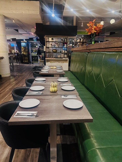 VIvo Avanti: Tables at restaurant ready for service