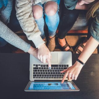 Online Casino: three female friends on a laptop