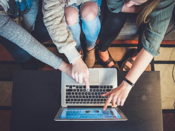 Online Casino: three female friends on a laptop