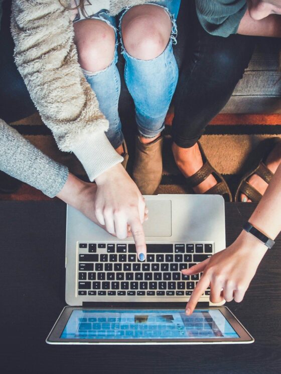 Online Casino: three female friends on a laptop
