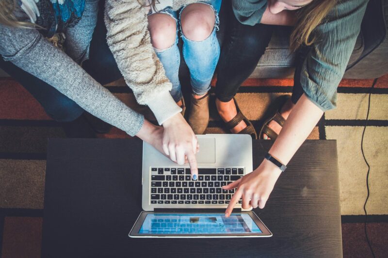Online Casino: three female friends on a laptop