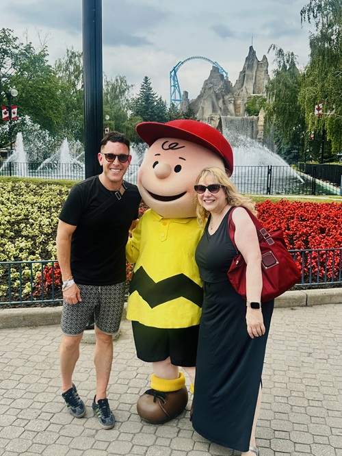 Canada's Wonderland: Man and woman taking a photo with a Charlie Brown character