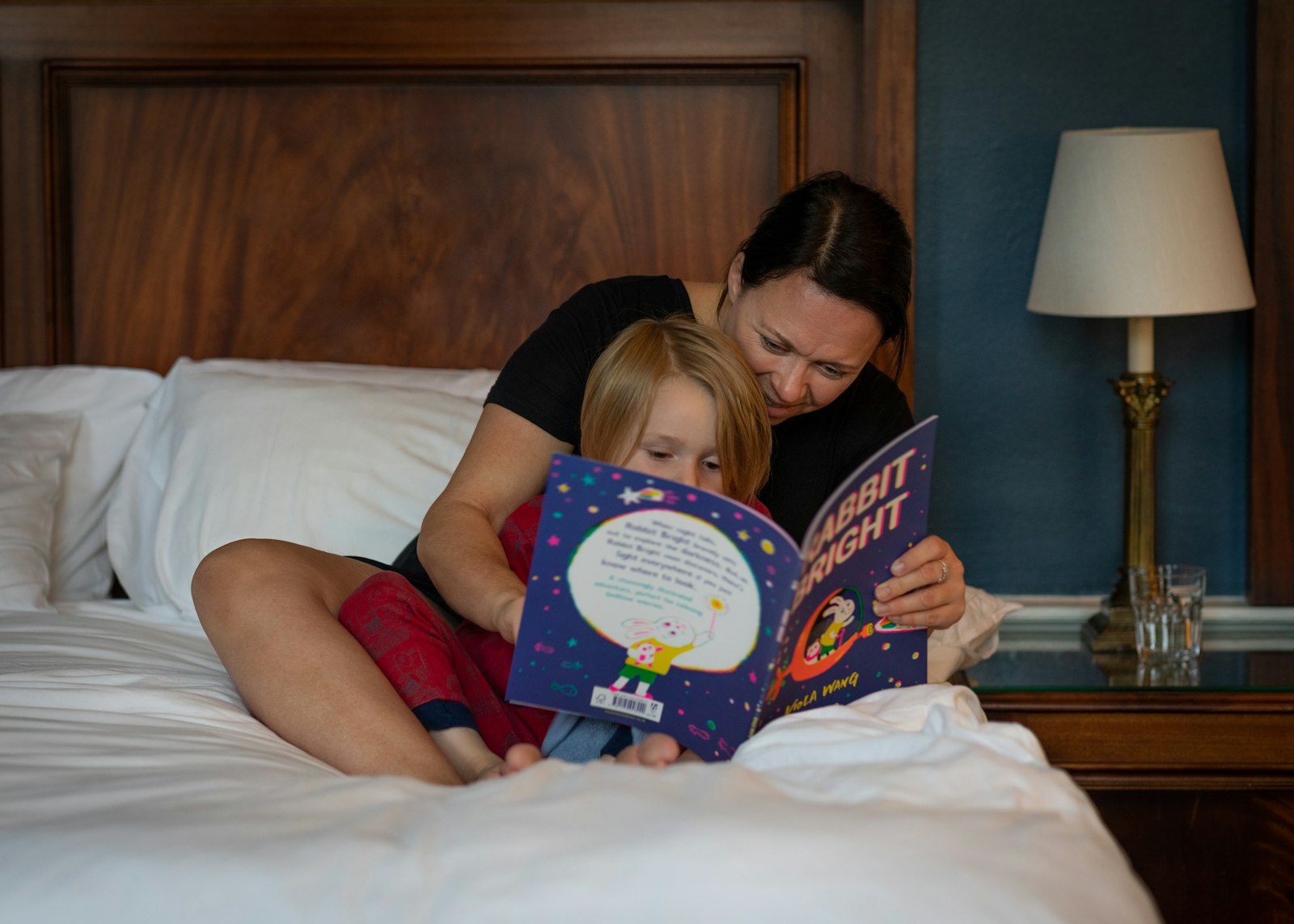 Maman qui lit une histoire à son enfant au coucher