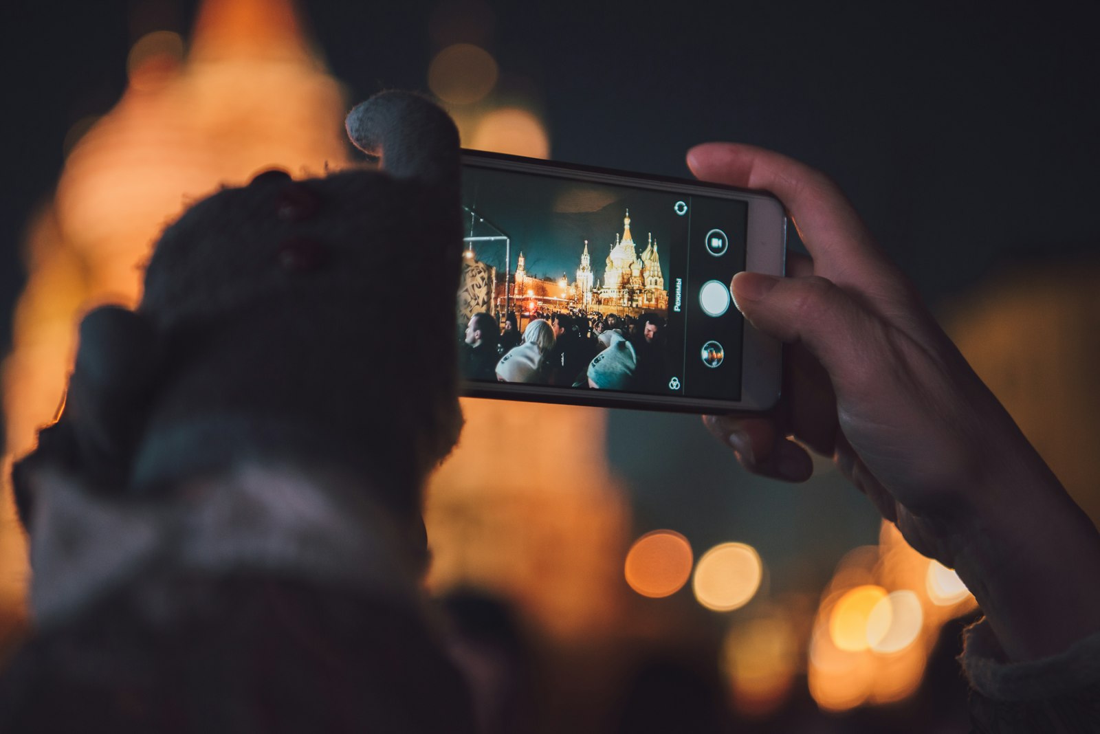Photo de nuit d’un édifice illuminé prise avec un téléphone